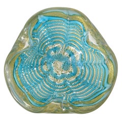 Ercole Barovier Toso Murano, piatto in vetro artistico italiano con fiocchi d'oro e ragnatela blu