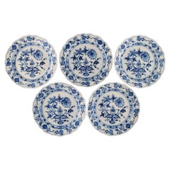 Cinq anciennes assiettes à déjeuner Meissen Blue Onion en porcelaine peinte à la main