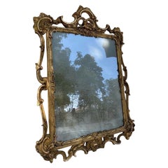 Miroir romantique européen du XIXe siècle. Cadre en bois sculpté et doré