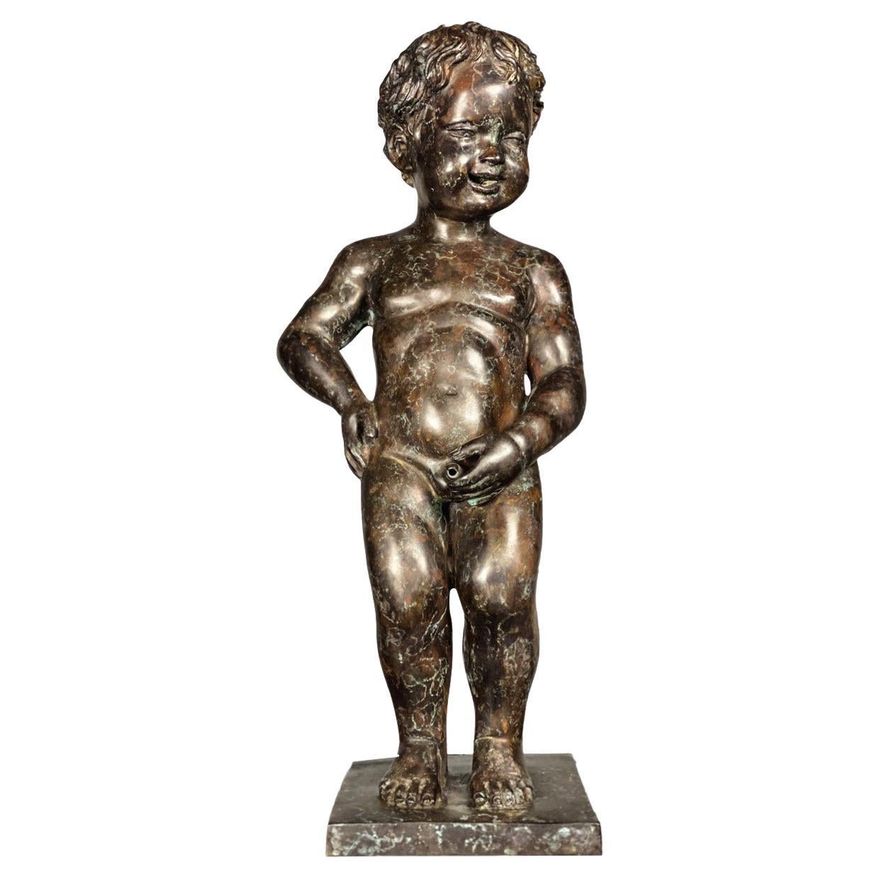 Petite statue en bronze - Boy Peeing en vente