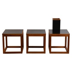 Ensemble de 3 tables cubiques minimalistes en teck et stratifié avec lampe assortie
