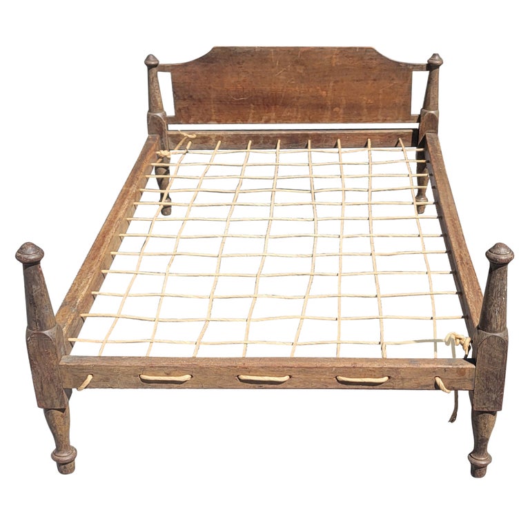 Cadre de lit classique américain ancien en corde de poupée En vente sur  1stDibs