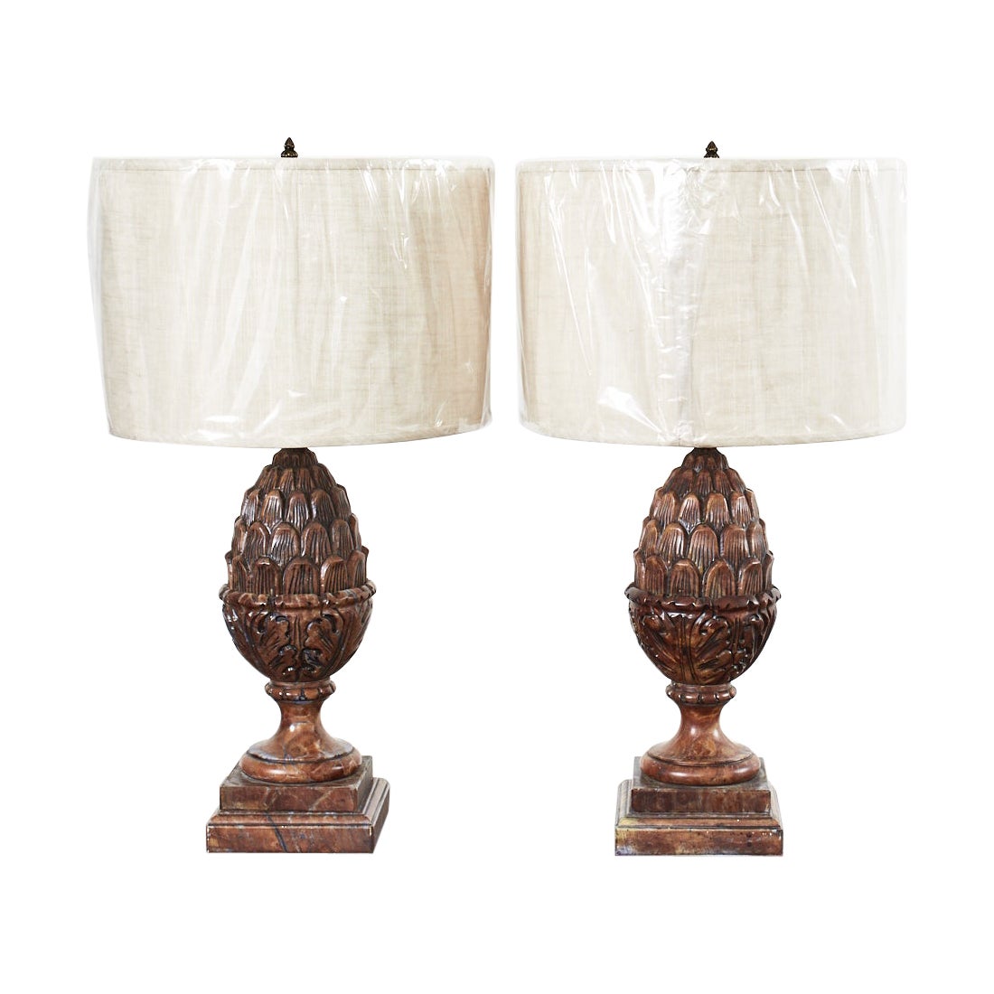 Paar geschnitzte Alabaster-Artichoke-Lampen im neoklassischen Stil im Angebot