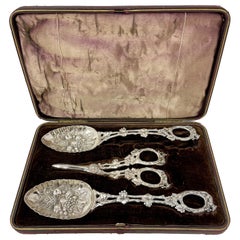 Antiguas tijeras inglesas de plata para uvas y cucharas para bayas en su estuche original, circa 1880