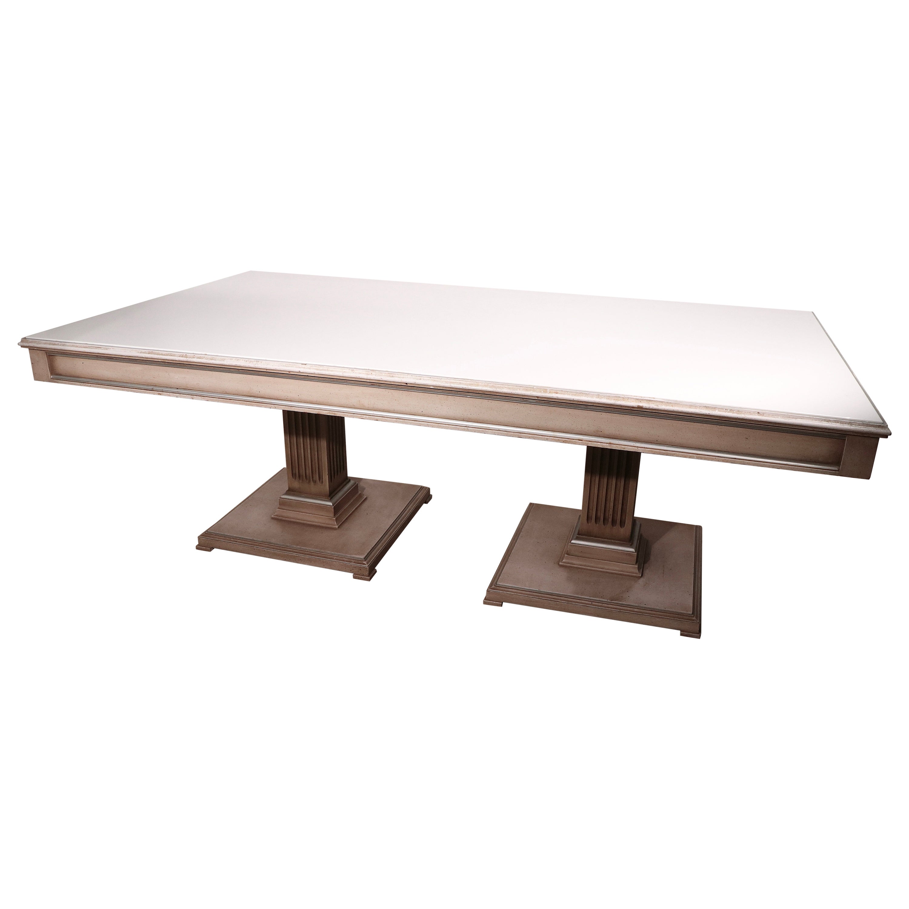 Grande table de salle à manger de style formel en argent doré et verre avec piédestal sur le dessus en vente