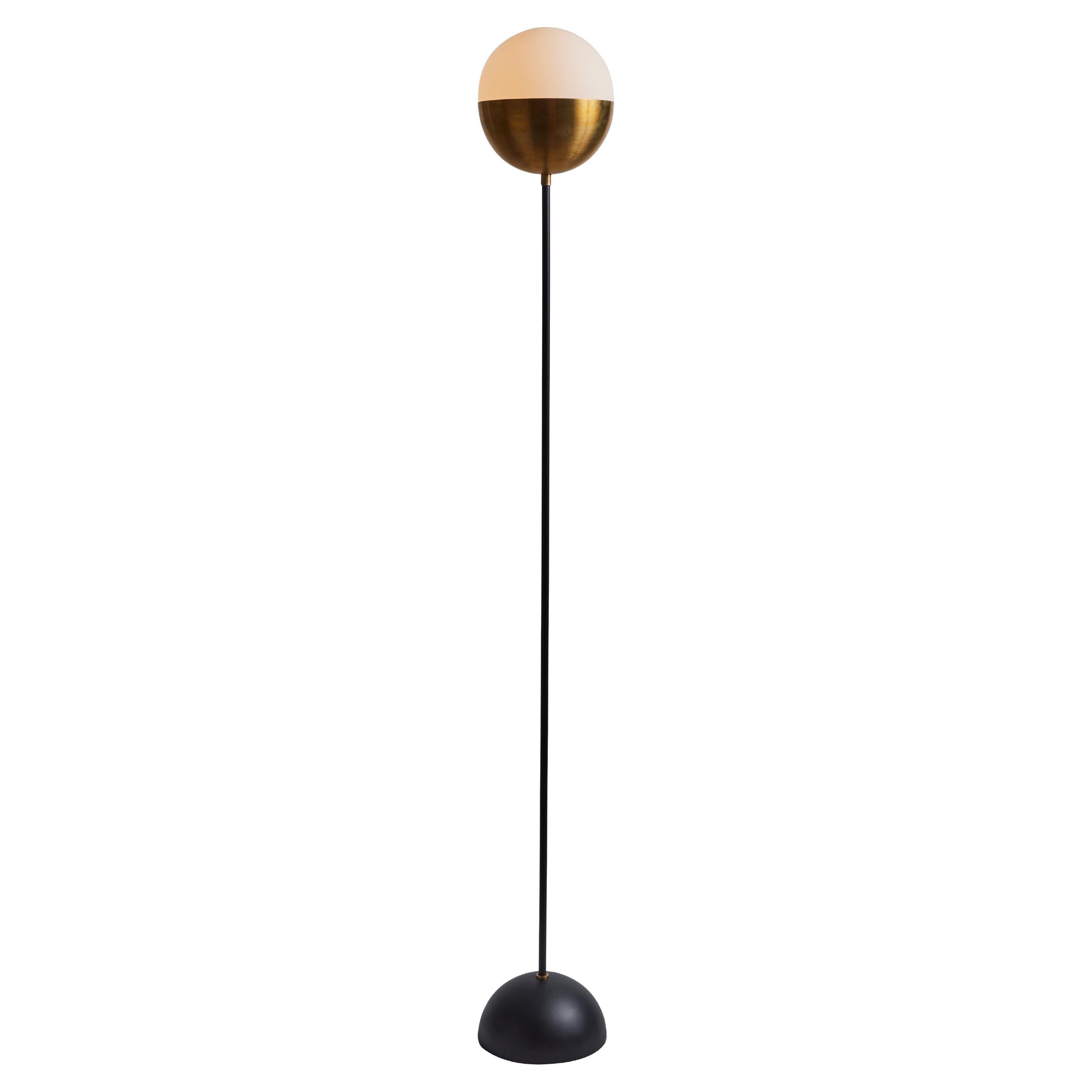 Stehlampe „KOKO“ aus Opalglas und Messing von Alvaro Benitez im Angebot