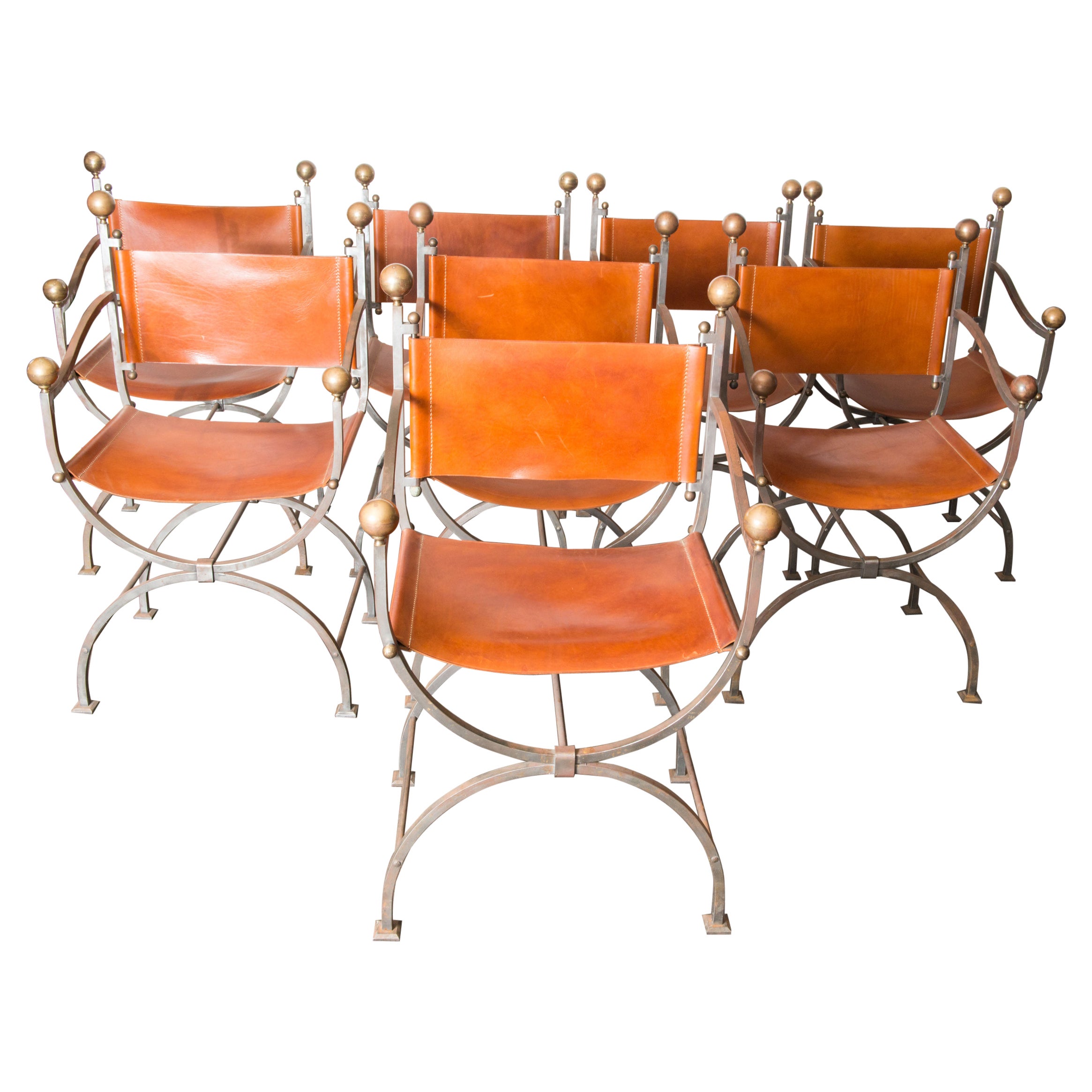 Ensemble de huit chaises curules italiennes en acier et cuir en vente