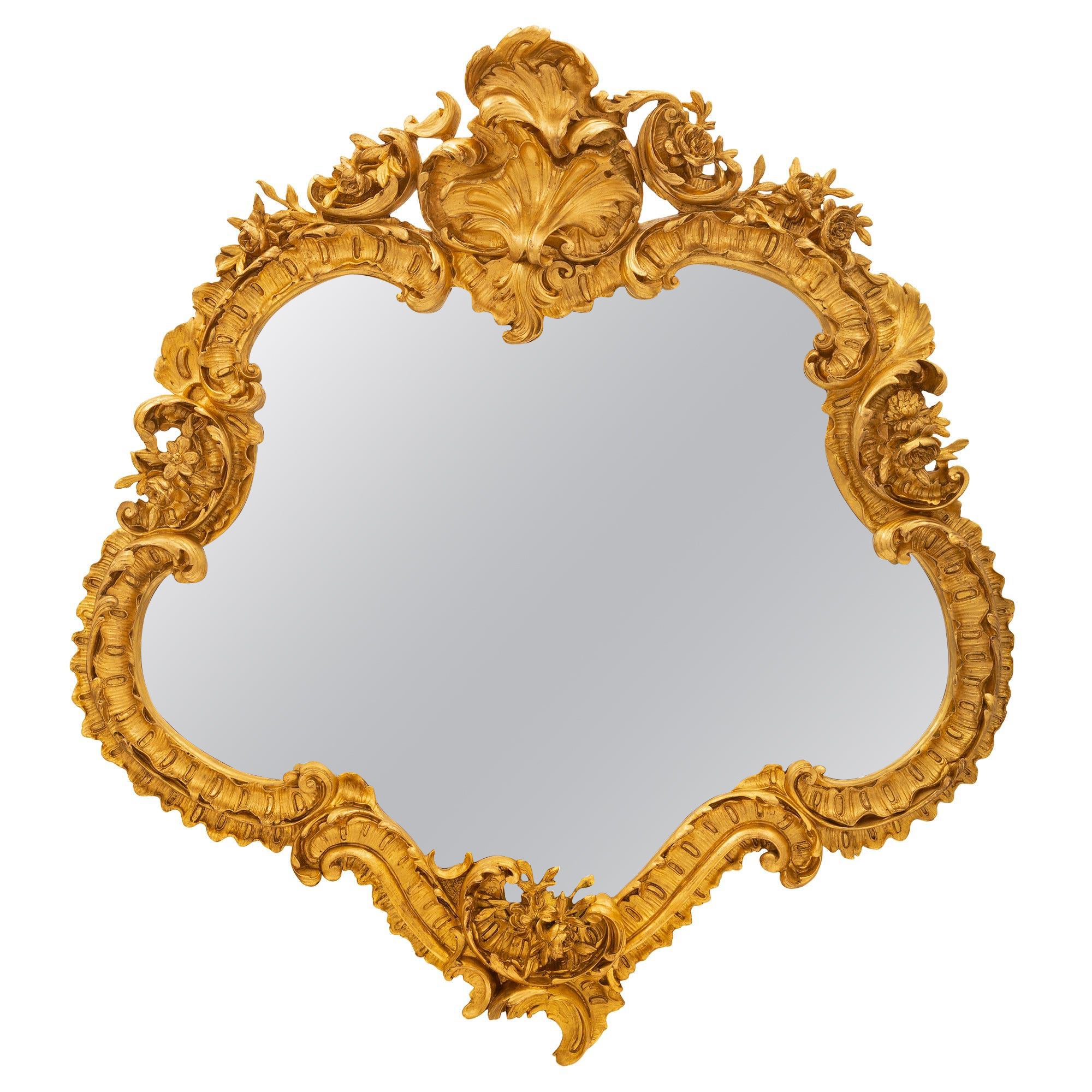 Miroir français du 19ème siècle en bois doré de style Louis XV en vente