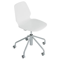 Chaise Selinunte Studio d'Alix 538 avec assise blanche et cadre en acier gris clair