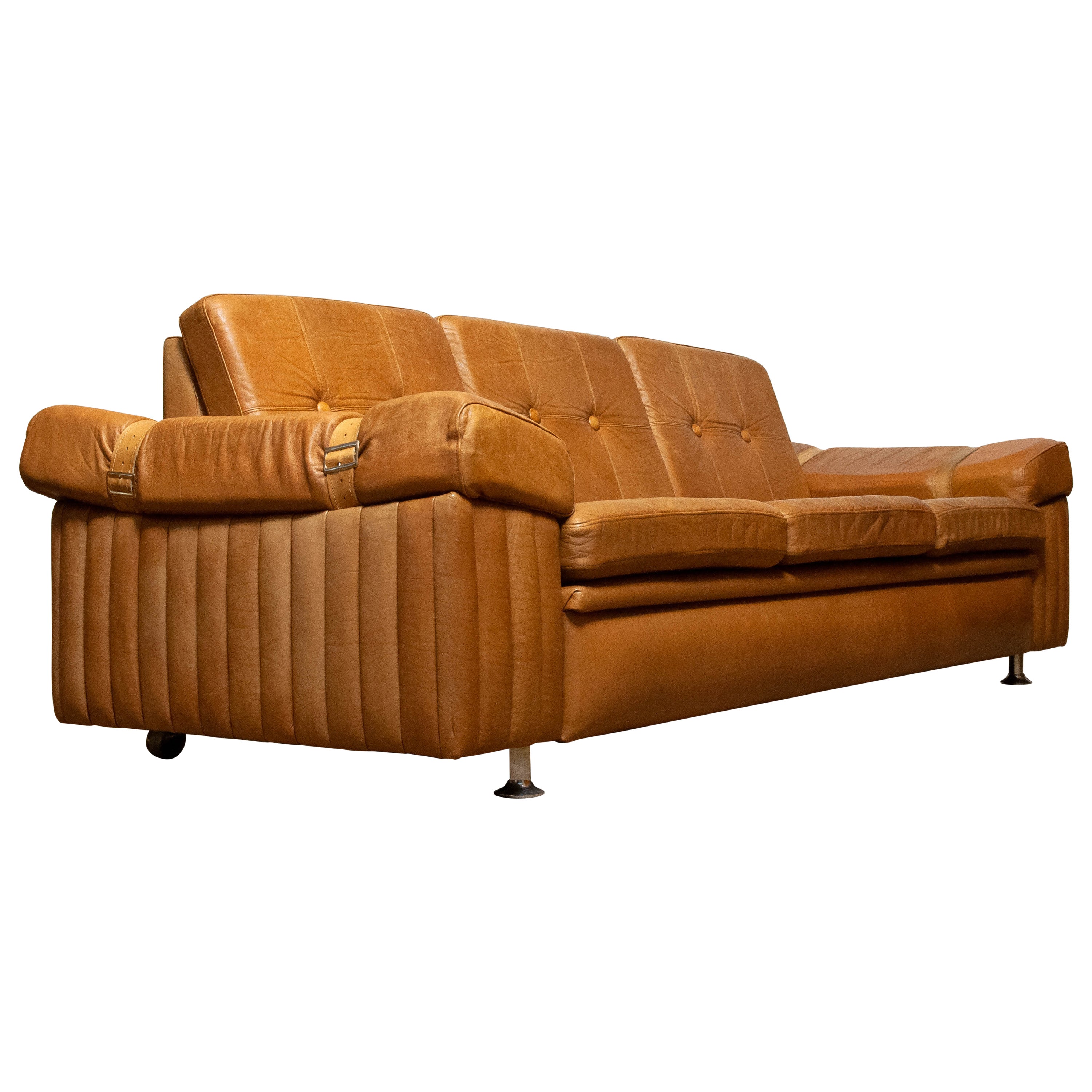 1970er Jahre Skandinavisches Brutalistisches Dreisitzer-Sofa mit niedriger Rückenlehne aus kamelfarbenem Leder im Angebot