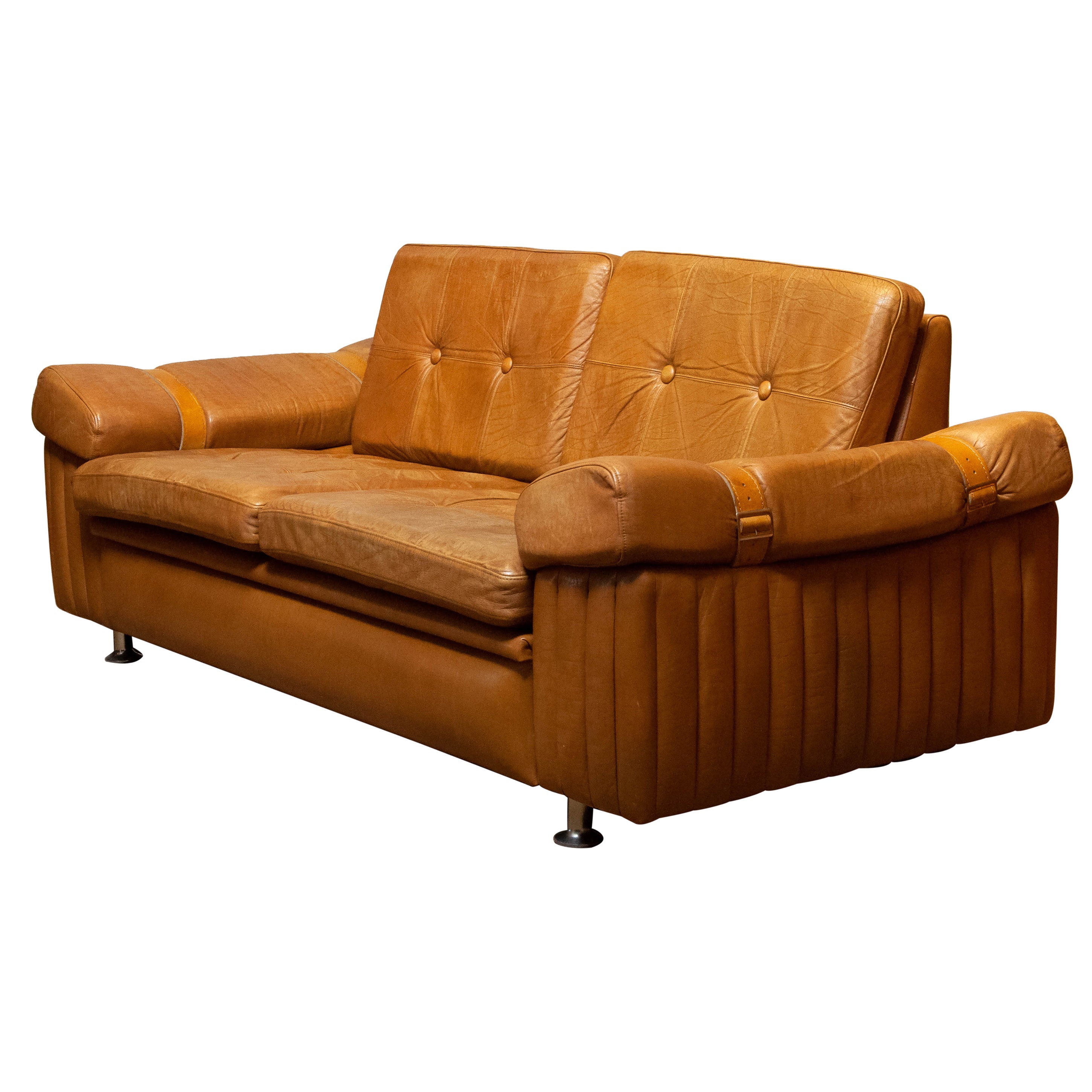 Skandinavisches brutalistisches Zweisitzer-Sofa mit niedriger Rückenlehne aus kamelfarbenem Leder aus den 1970er Jahren im Angebot