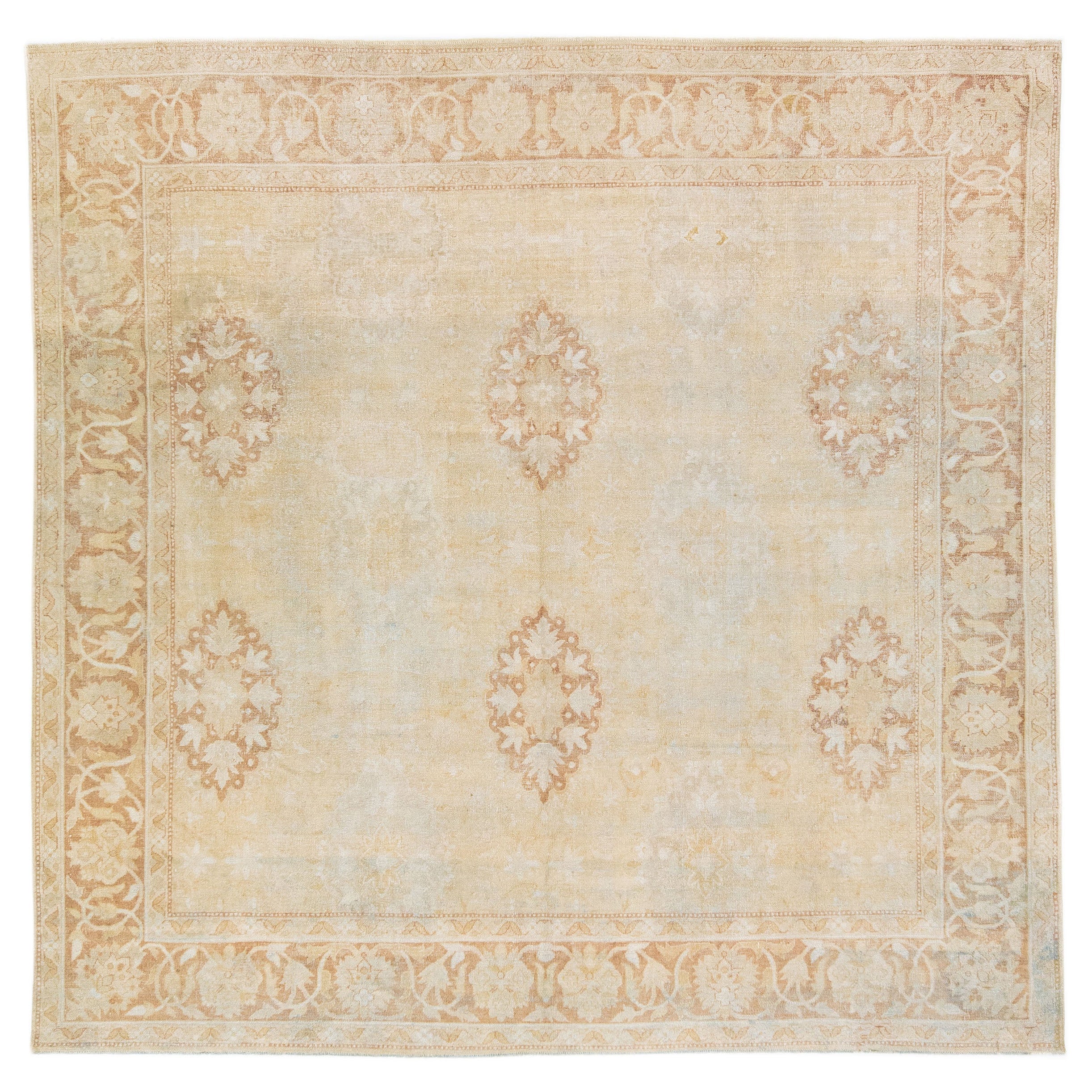 Tapis carré en laine indienne Agra antique beige fait à la main avec motif sur toute sa surface en vente