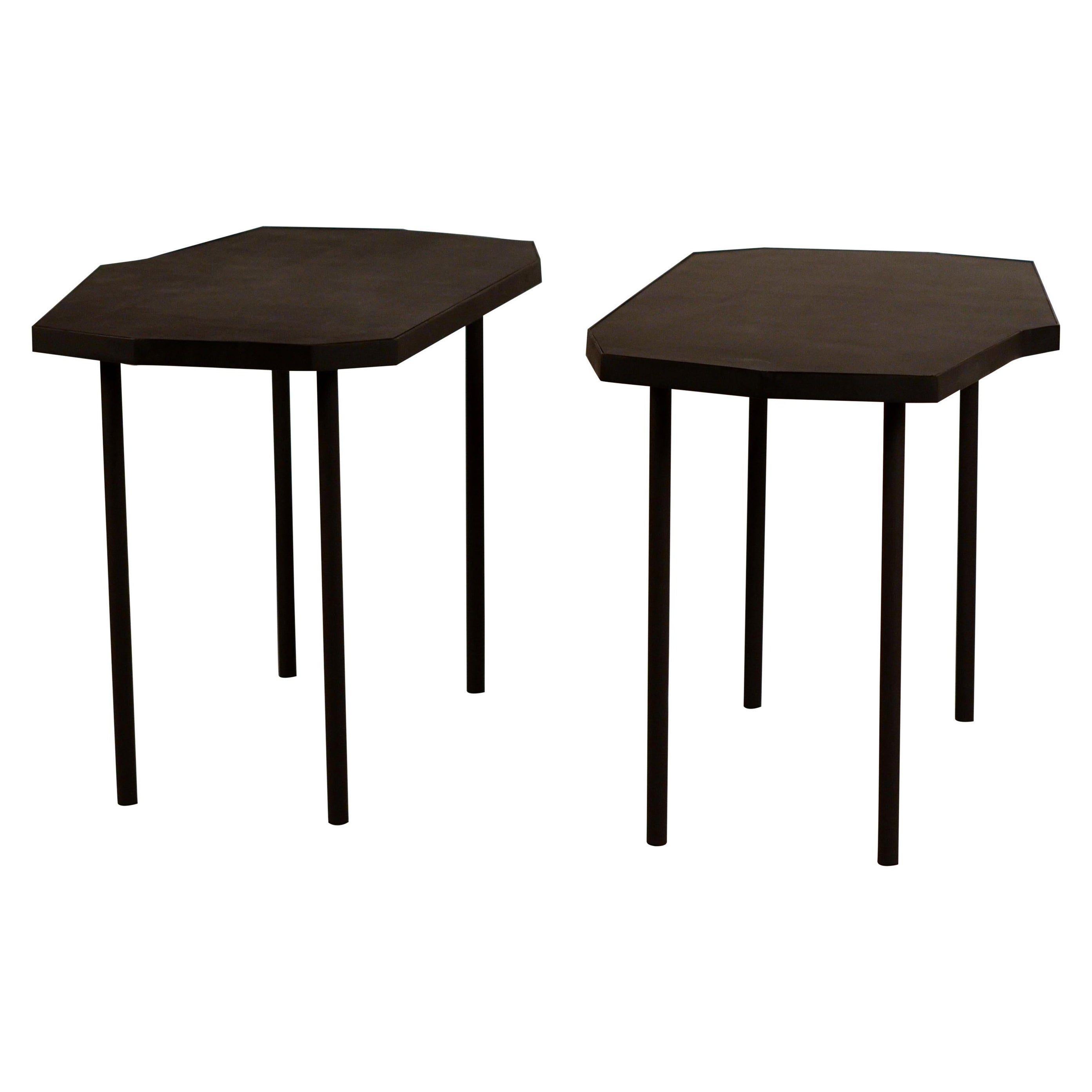 Paire de tables d'appoint asymétriques en cuir noir "Décagone" de Design Frères en vente