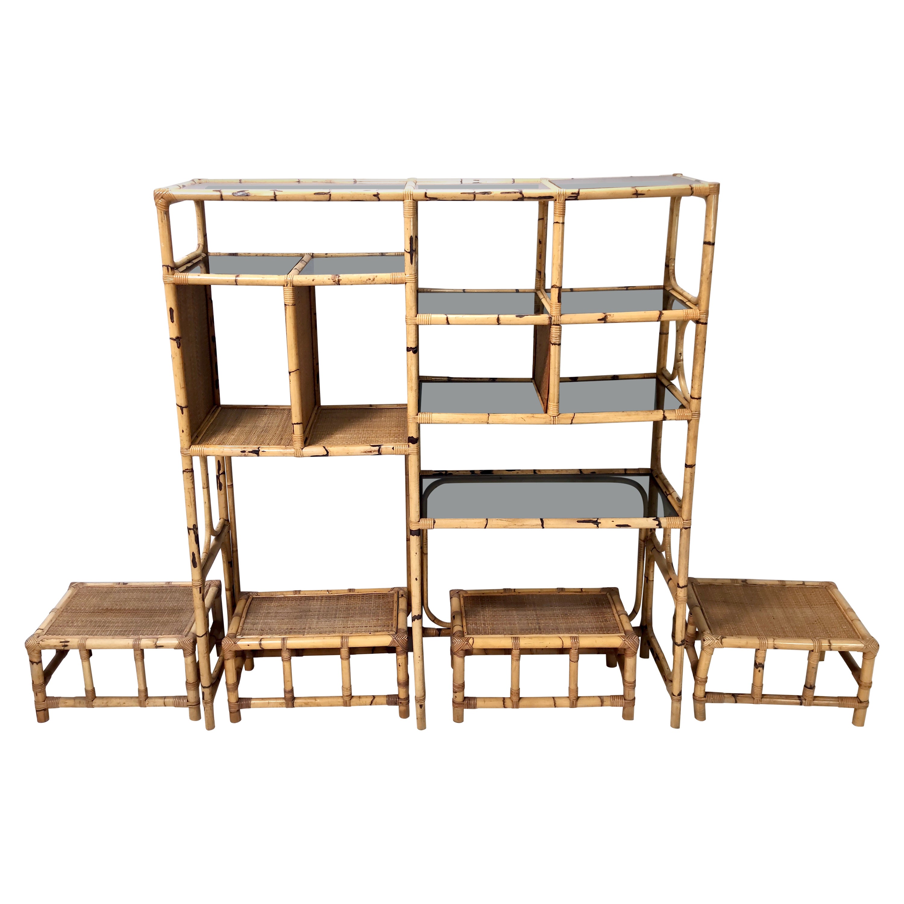 Bibliothèque postmoderne en bambou avec étagères en verre fumé et quatre tabourets, Italie en vente