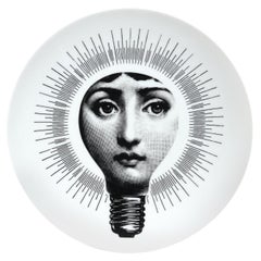 Plato de porcelana Fornasetti Temas y variaciones surrealistas, nº 83