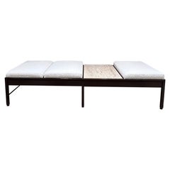 Banc à trois places des années 1960 Marbre bouclé et acajou Crown City Table Co Buccola LA