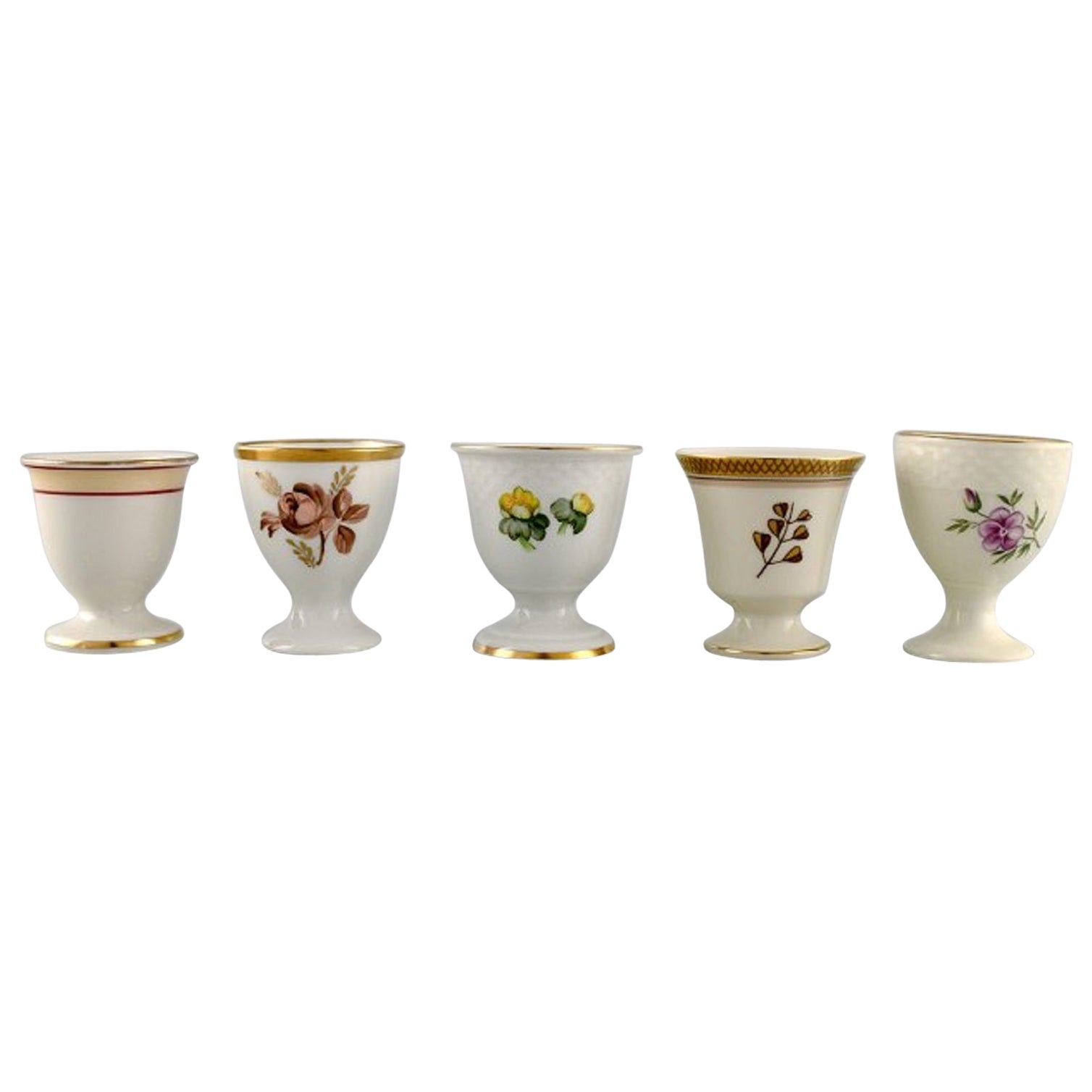 Royal Copenhagen et Bing & Grøndahl. Cinq tasses à œuf en porcelaine peintes à la main.