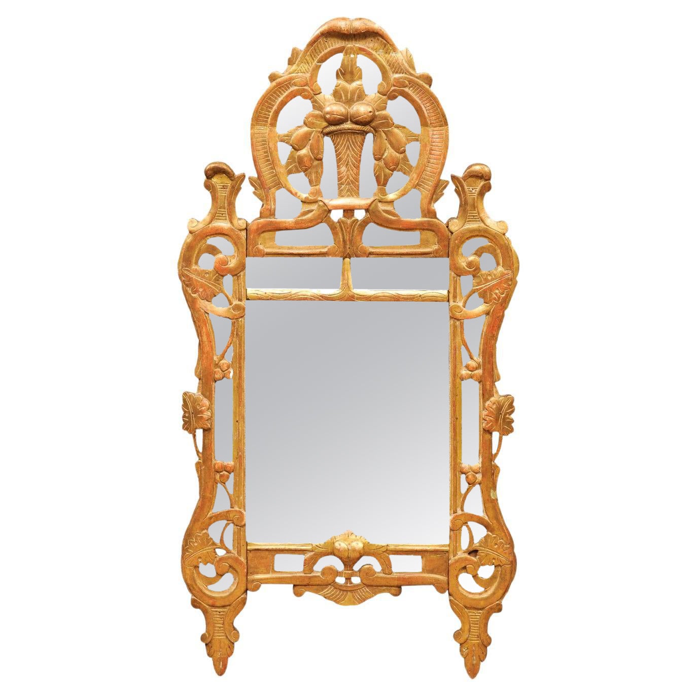 Miroir en bois doré Louis XV du XVIIIe siècle avec écusson en forme de panier