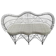 Banc canapé en fil de fer de la fin de l'époque victorienne avec coussin fait sur mesure