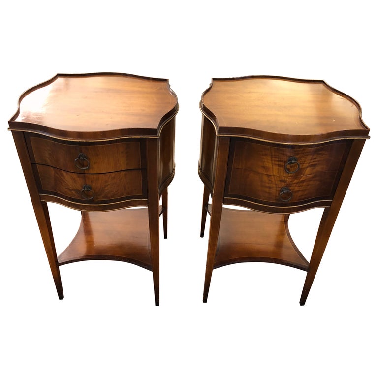 Elegant Pair of Vintage Grand Rapids Furniture Mahogany Night Stands