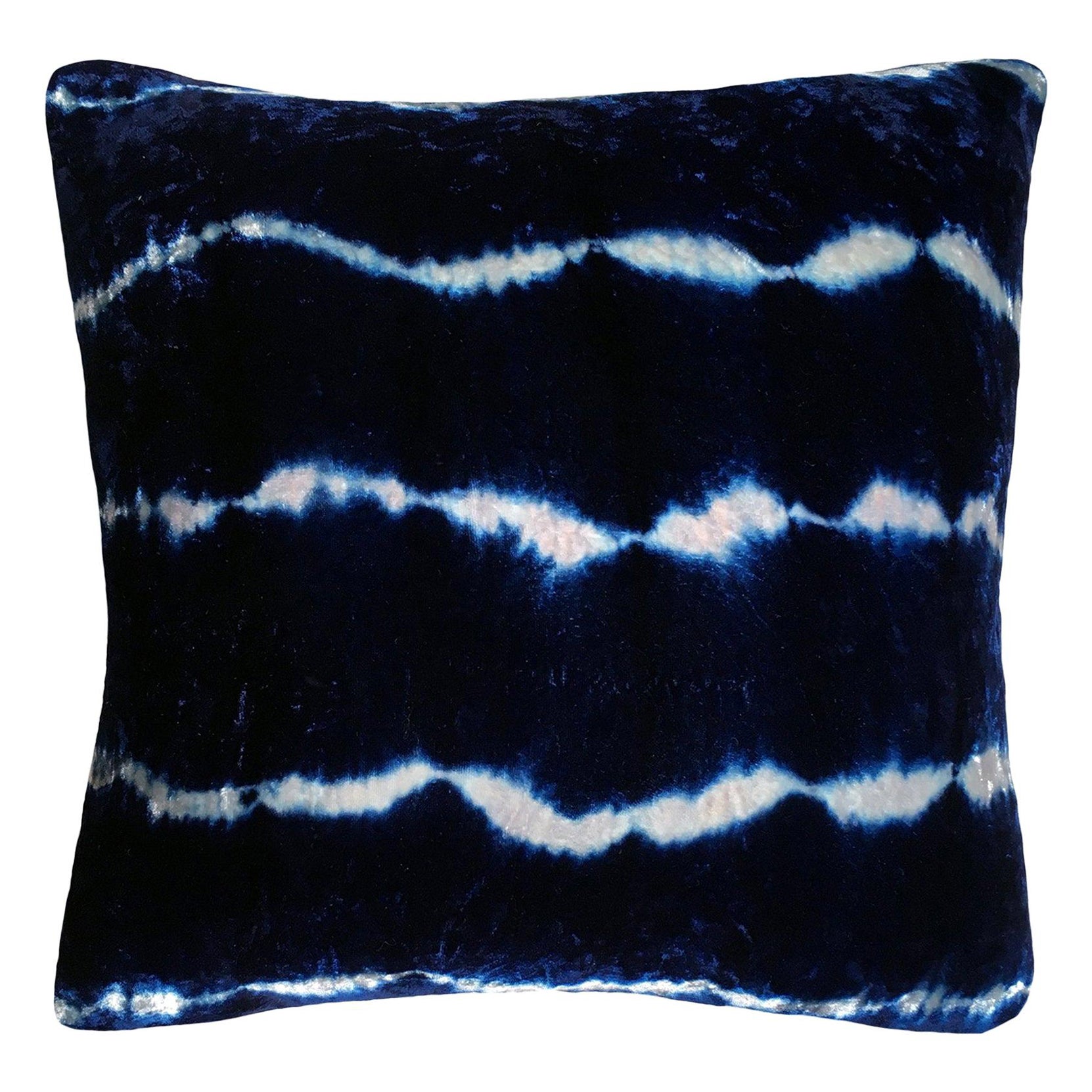 Oreiller en velours de soie teint à la main, rayures grises argentées et bleu indigo en vente