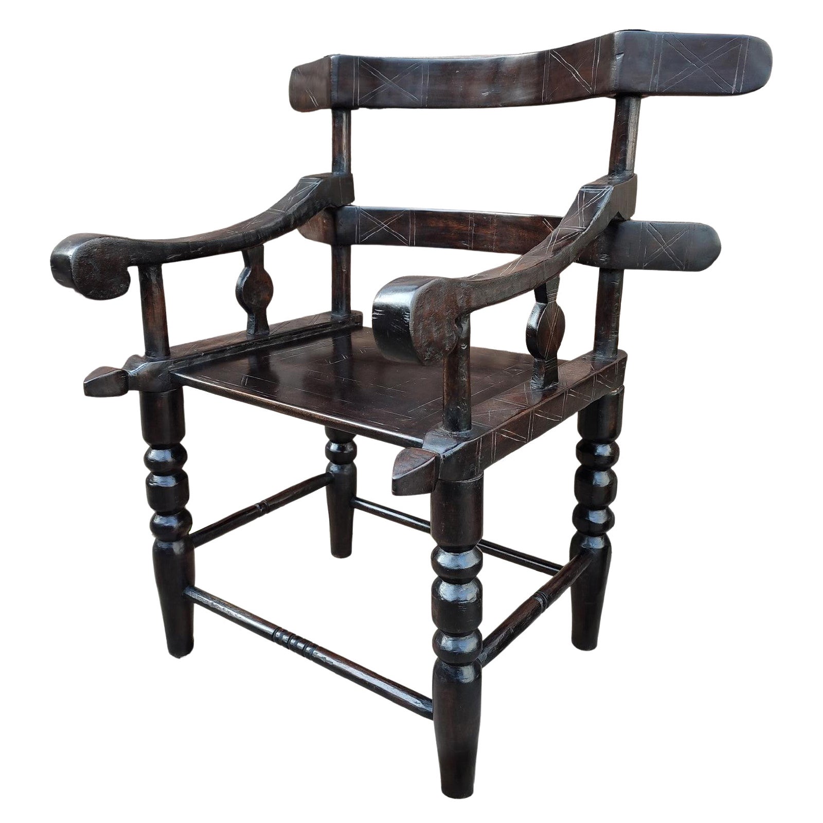 Grand fauteuil africain sculpté à la main en vente