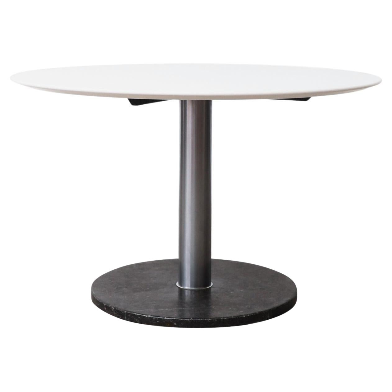 Table de salle à manger à piédestal avec base en marbre noir, Stem en chrome et plateau en stratifié blanc