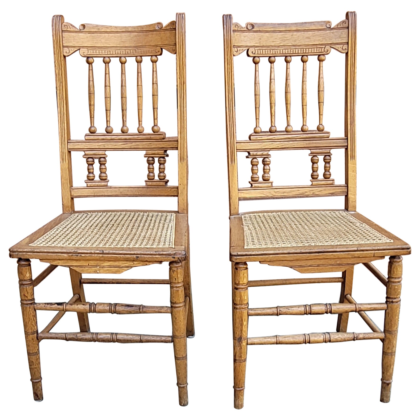 Paire de chaises d'appoint Henry II en chêne et assise cannée, début du 20ème siècle français