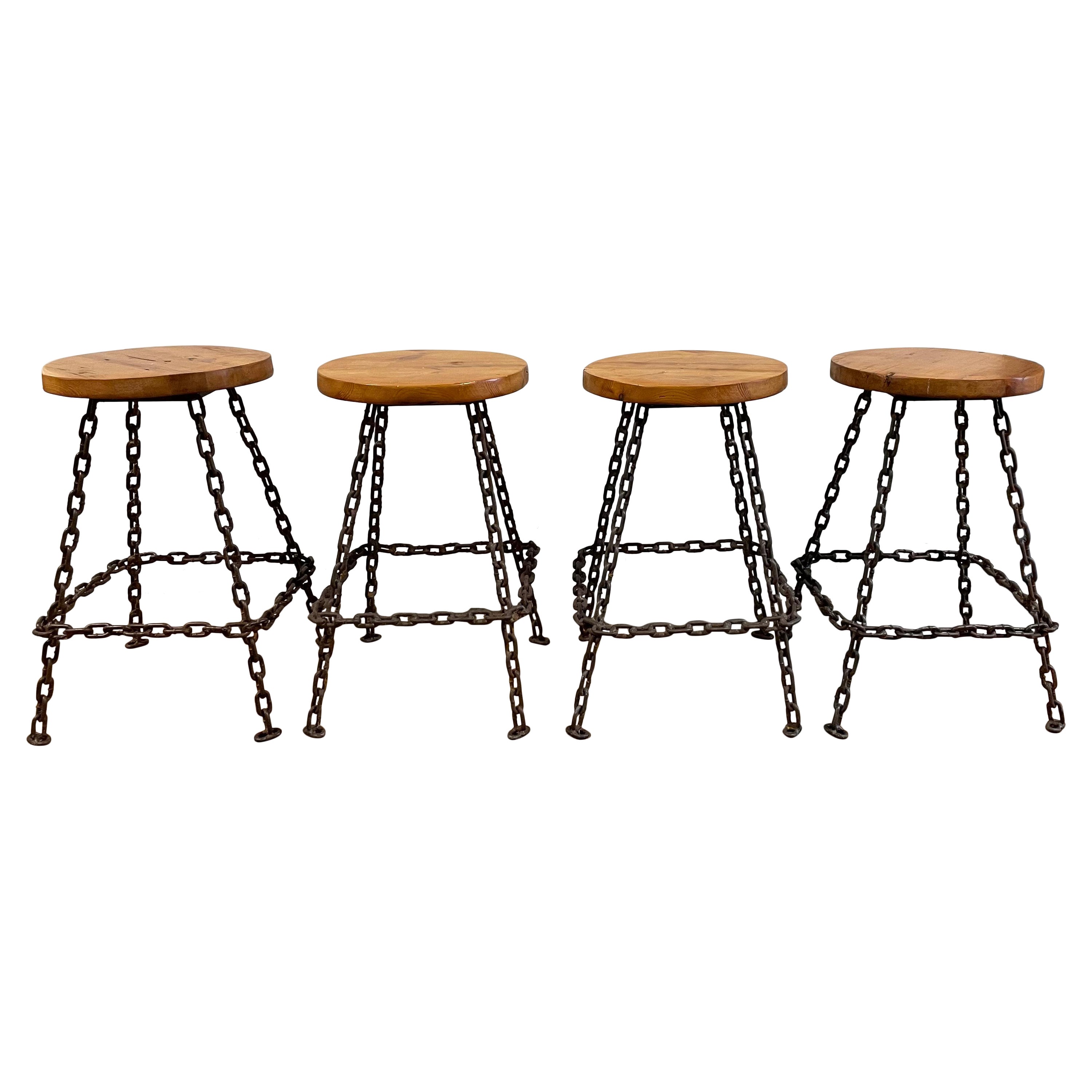 Ensemble de 4 tabourets de bar brutalistes en bois et chaîne de marine soudée - années 1970