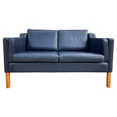 Magnifique canapé moderne danois du milieu du siècle en cuir bleu foncé à 2 places, pieds en bouleau