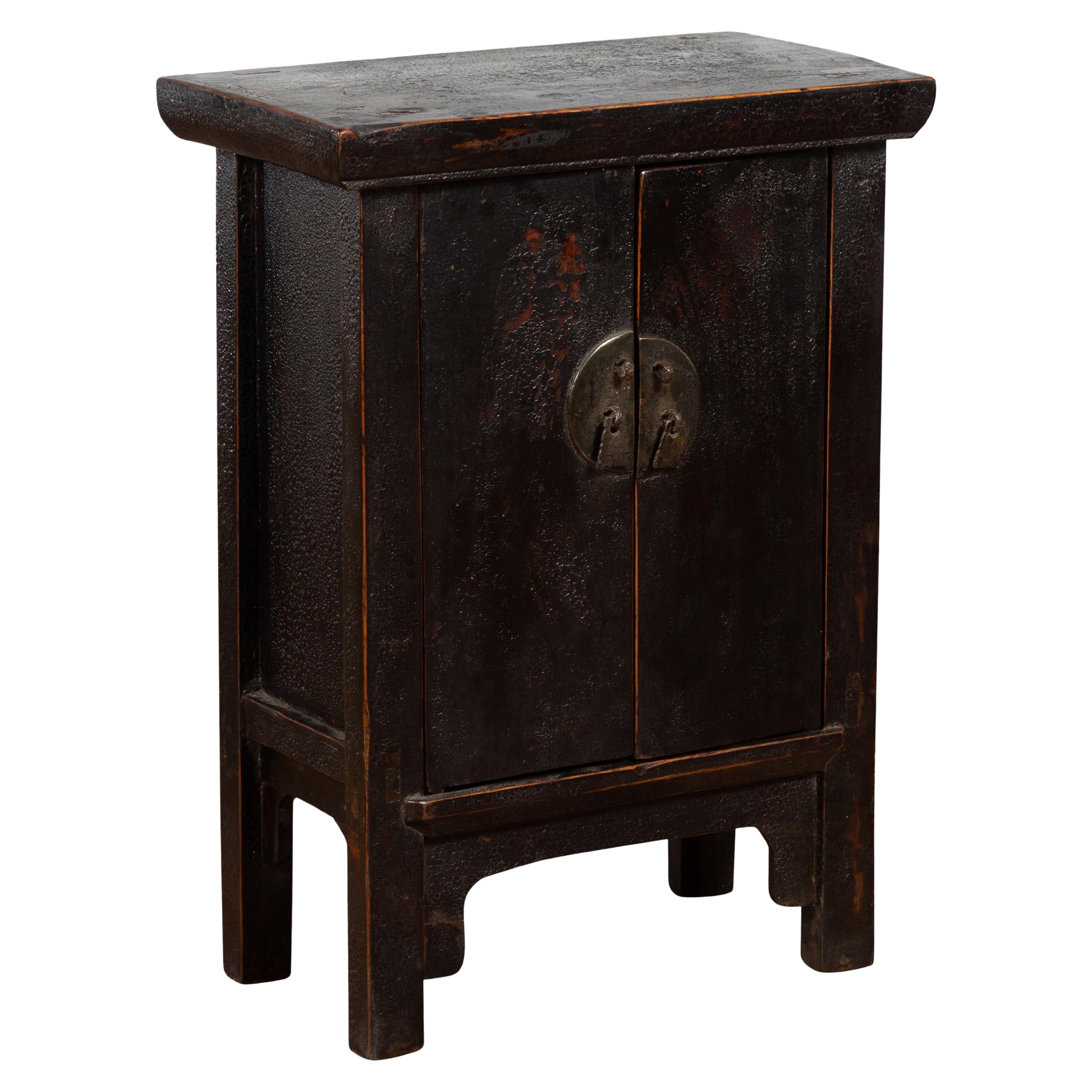 Qing Dynasty 19. Jahrhundert Side Cabinet mit Distressed Black Lacquer