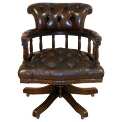 Ravissant fauteuil Chesterfield Captains en chêne et cuir marron cigare entièrement restauré
