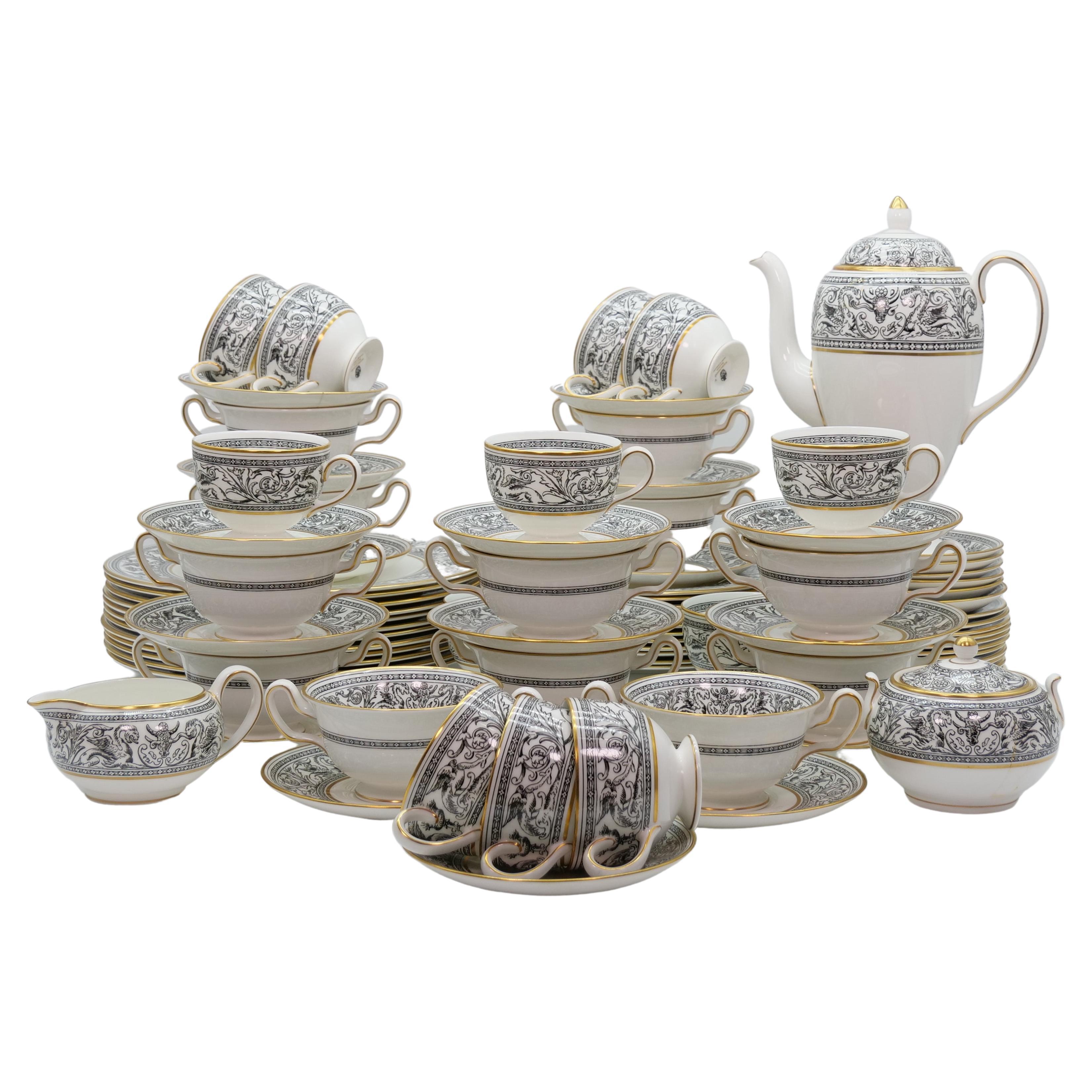 Service de vaisselle de table en porcelaine Wedgwood pour 12 personnes en vente