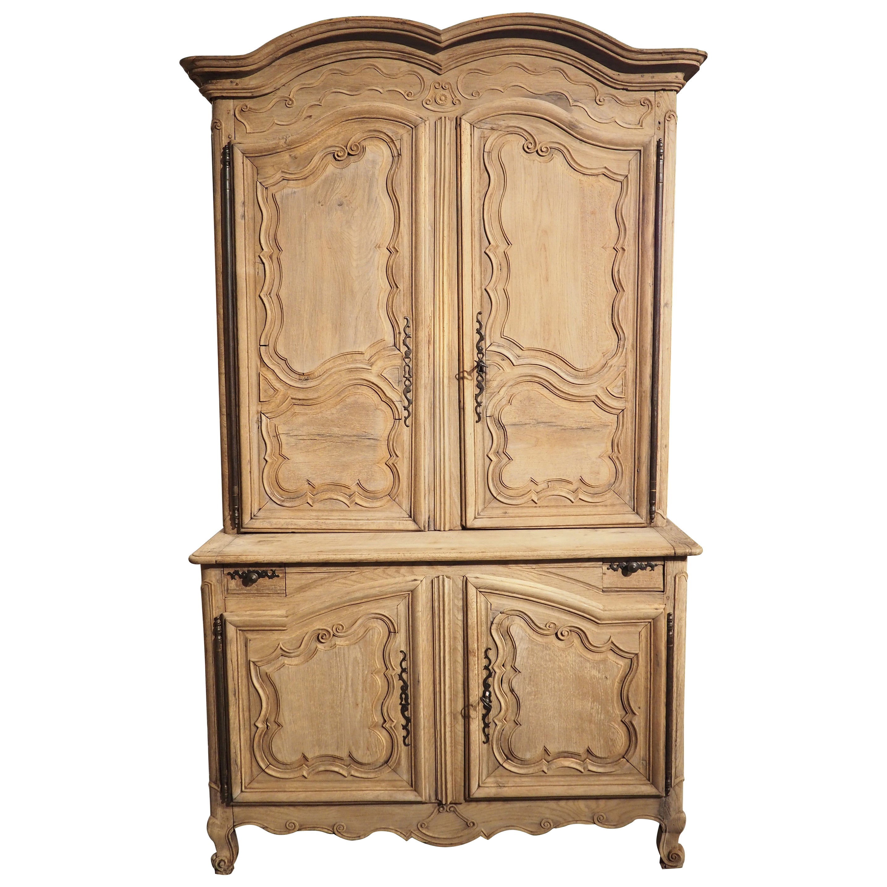 Buffet Deux Corps in Oak sbiancato del 1730 circa da Laval, Francia