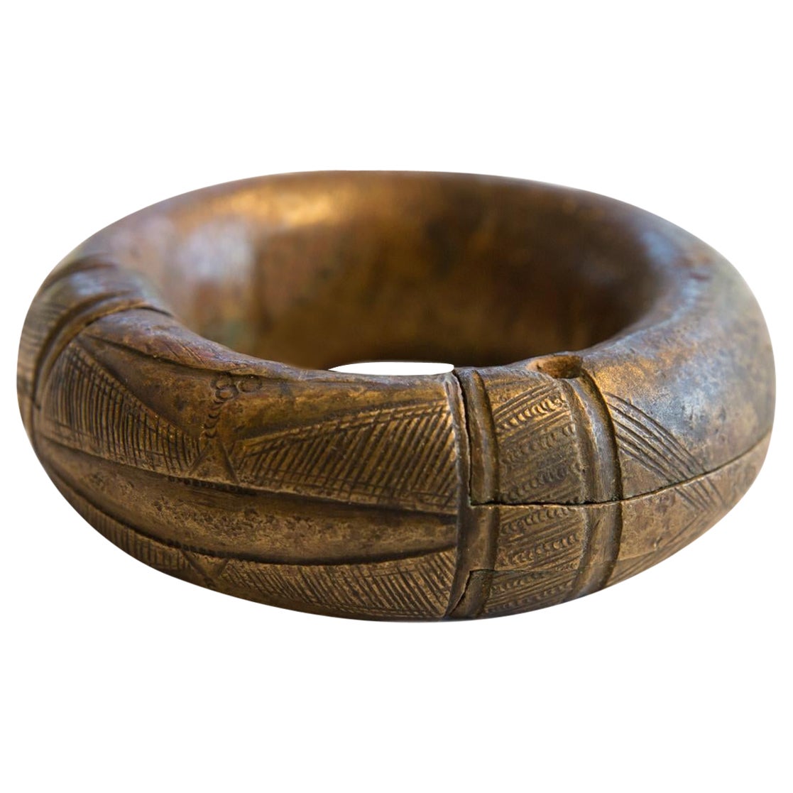 Petit bracelet africain ancien en bronze épais avec détails géométriques