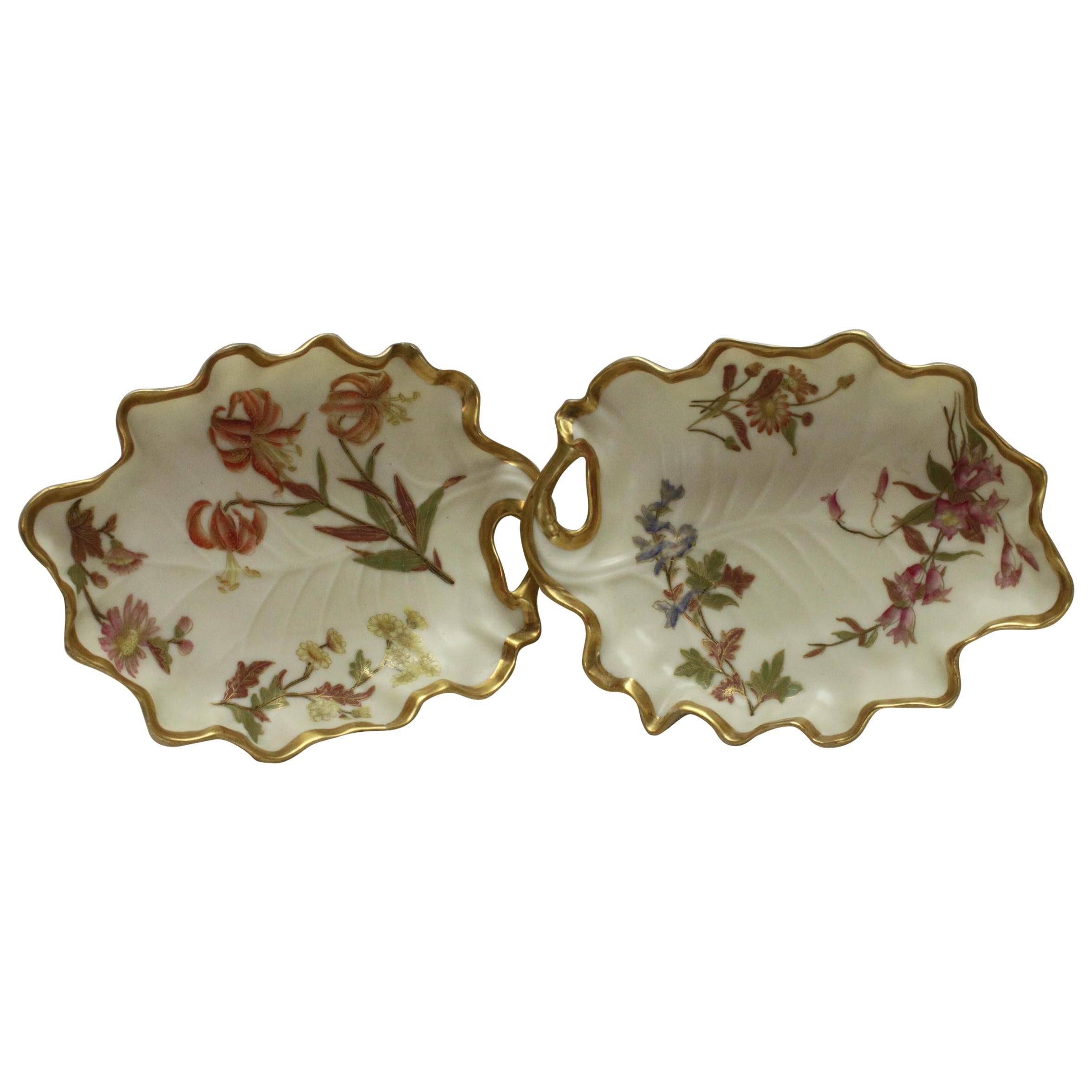 Deux plats Royal Worcester en ivoire blush en forme de feuille de chou en forme de coupe
