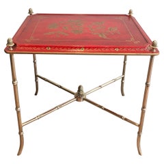 Table d'appoint en bronze imitation bambou avec plateau laqué rouge et décoré de dorures, vers 1940