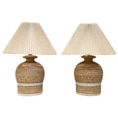 Paar Tischlampen aus geformtem Steingut von Casual Lamps aus der Mitte des Jahrhunderts, um 1979