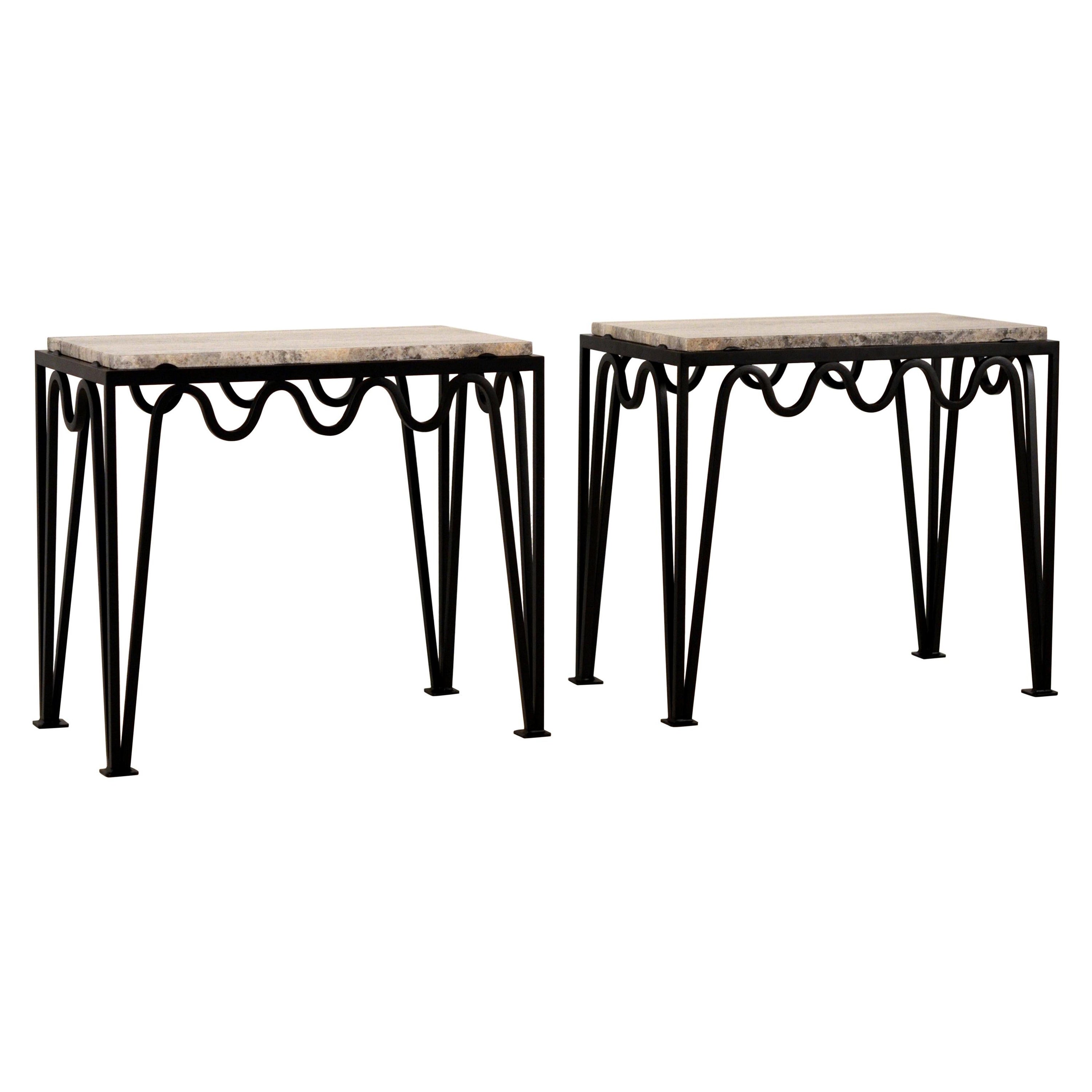 Paire de tables d'appoint 'Méandre' en fer noir et travertin argenté par Design Frères en vente