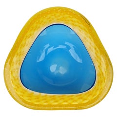 Fratelli Toso Cuenco triangular de cristal artístico italiano de Murano amarillo azul bullicante