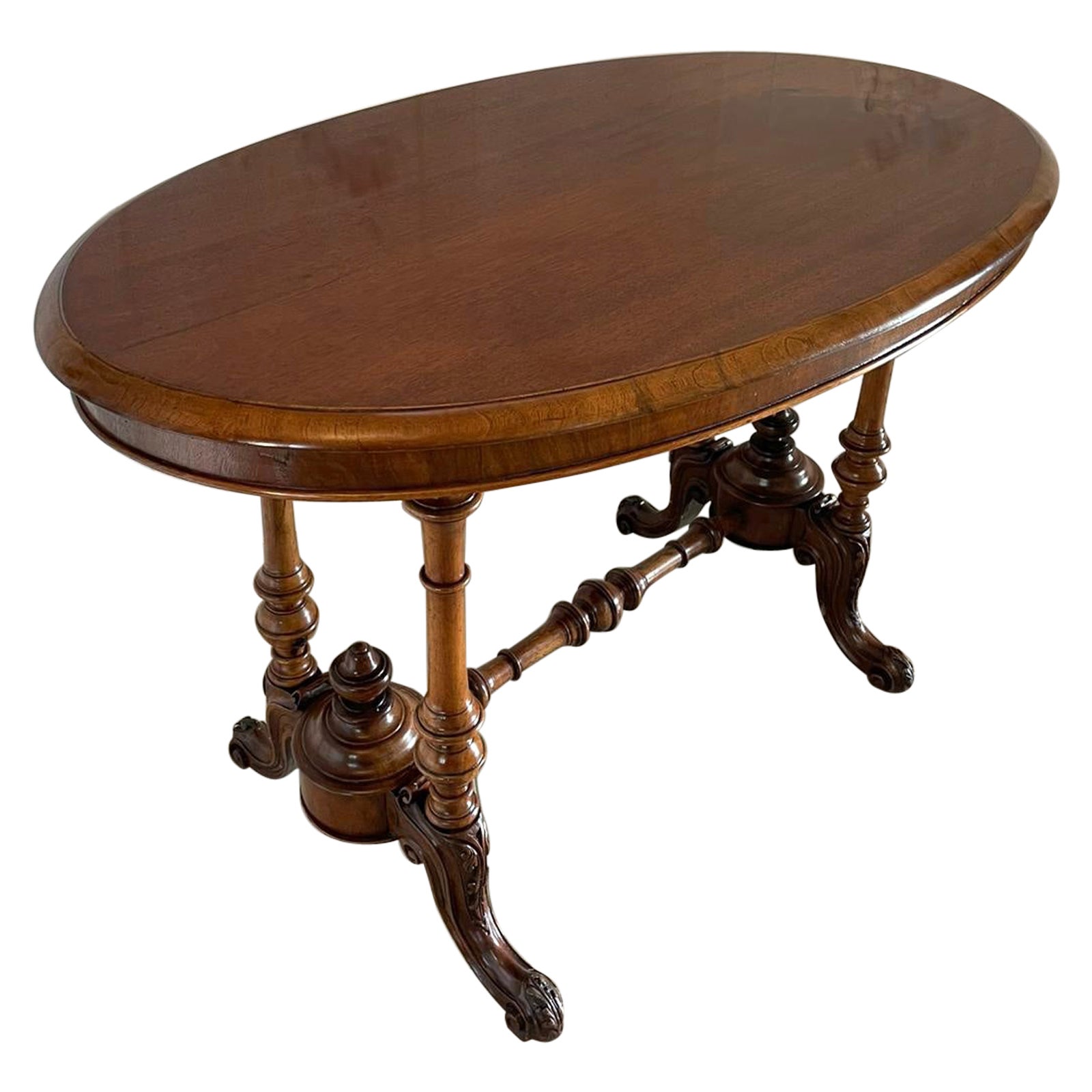  Antiker viktorianischer ovaler Nussbaum-Mitteltisch aus dem 19. Jahrhundert