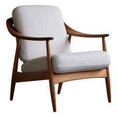 Chaise longue Illum Wikkelsø, teck et chêne, retapissée en bouclé, design danois moderne