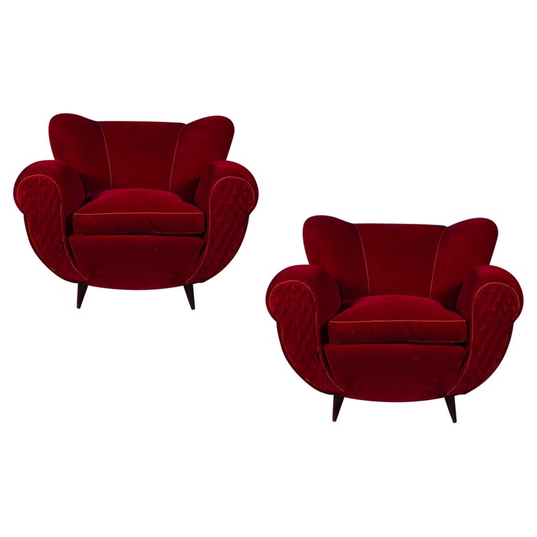 Paire de fauteuils de salon ou fauteuils en velours rouge du milieu du  siècle dernier En vente sur 1stDibs