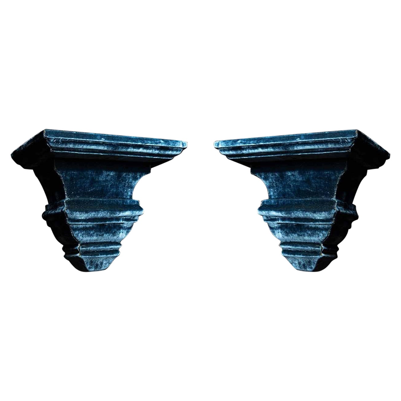 Paire d'étagères ou de supports muraux en velours bleu