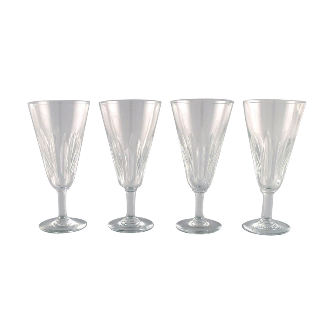 Baccarat, Frankreich, Vier Art-Déco-Champagnerflöten aus klarem Kristallglas