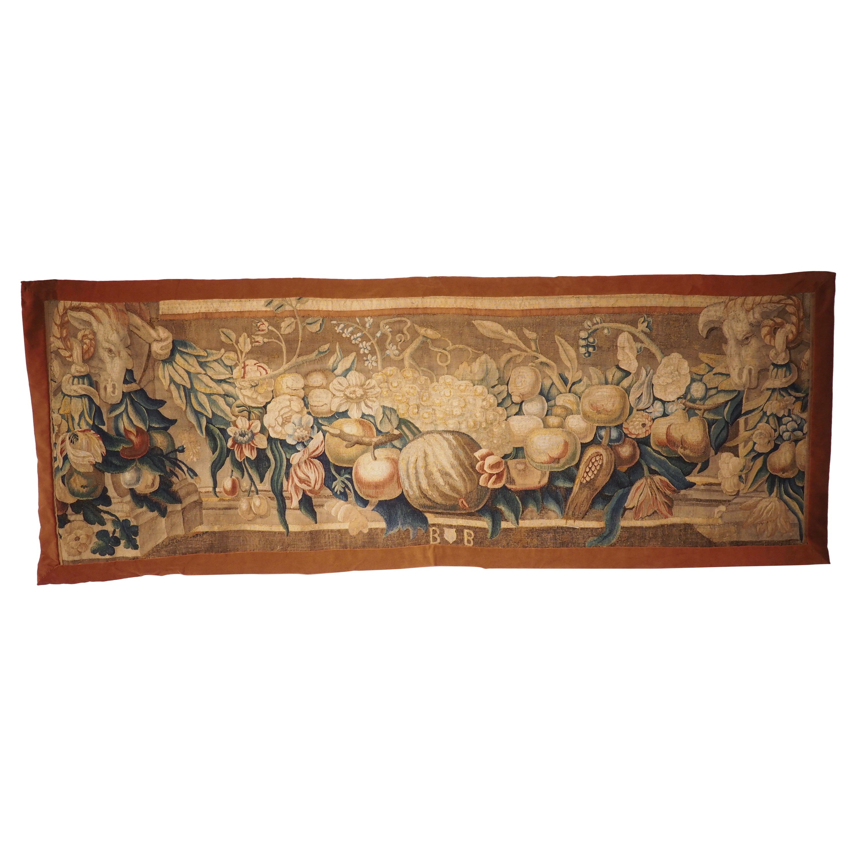Fragment de tapisserie de Bruxelles du début du 18e siècle, Brabant, avec fougères et têtes de béliers