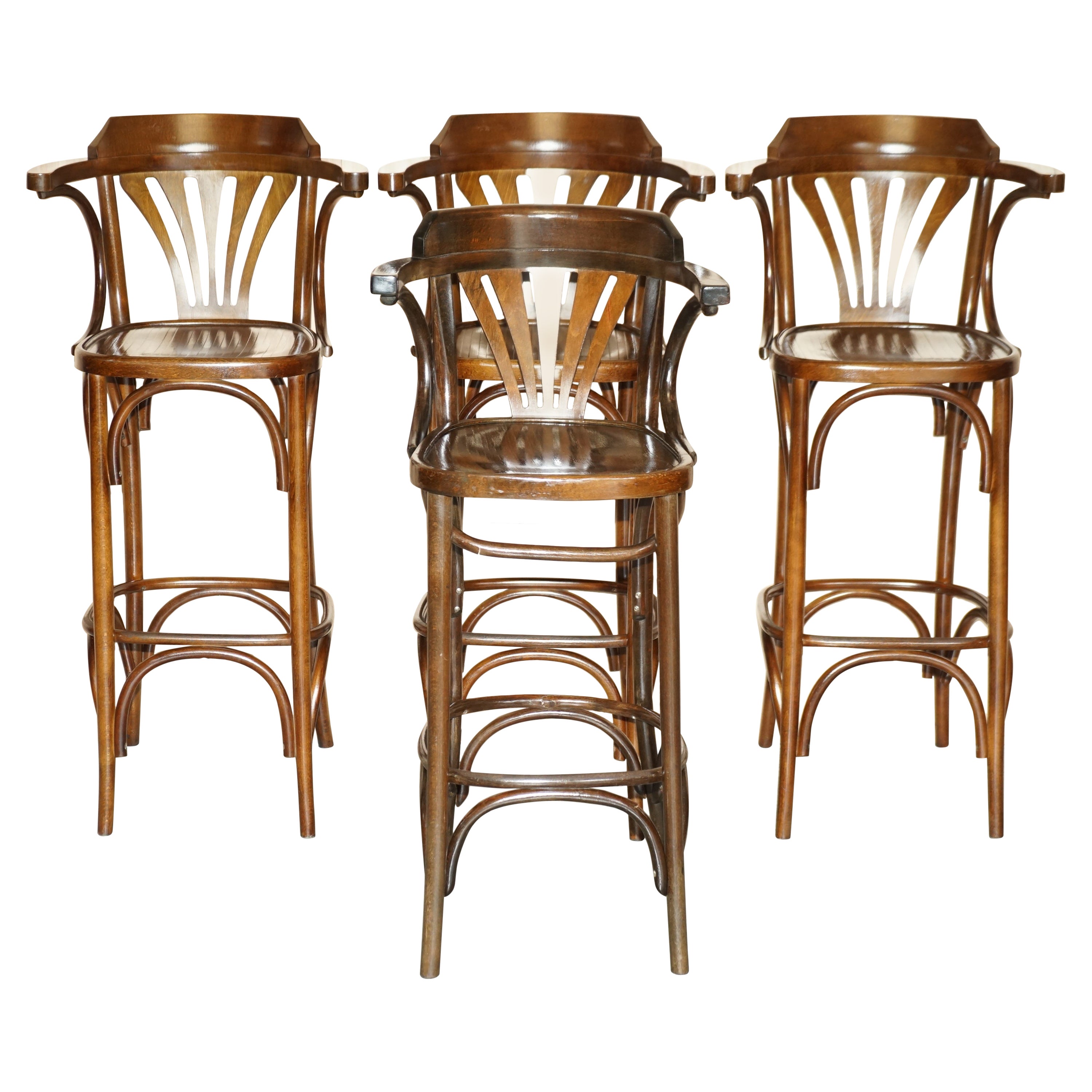 Quatre tabourets de bar de cuisine hauts en bois cintré de style Thonet avec cadres élégants 4