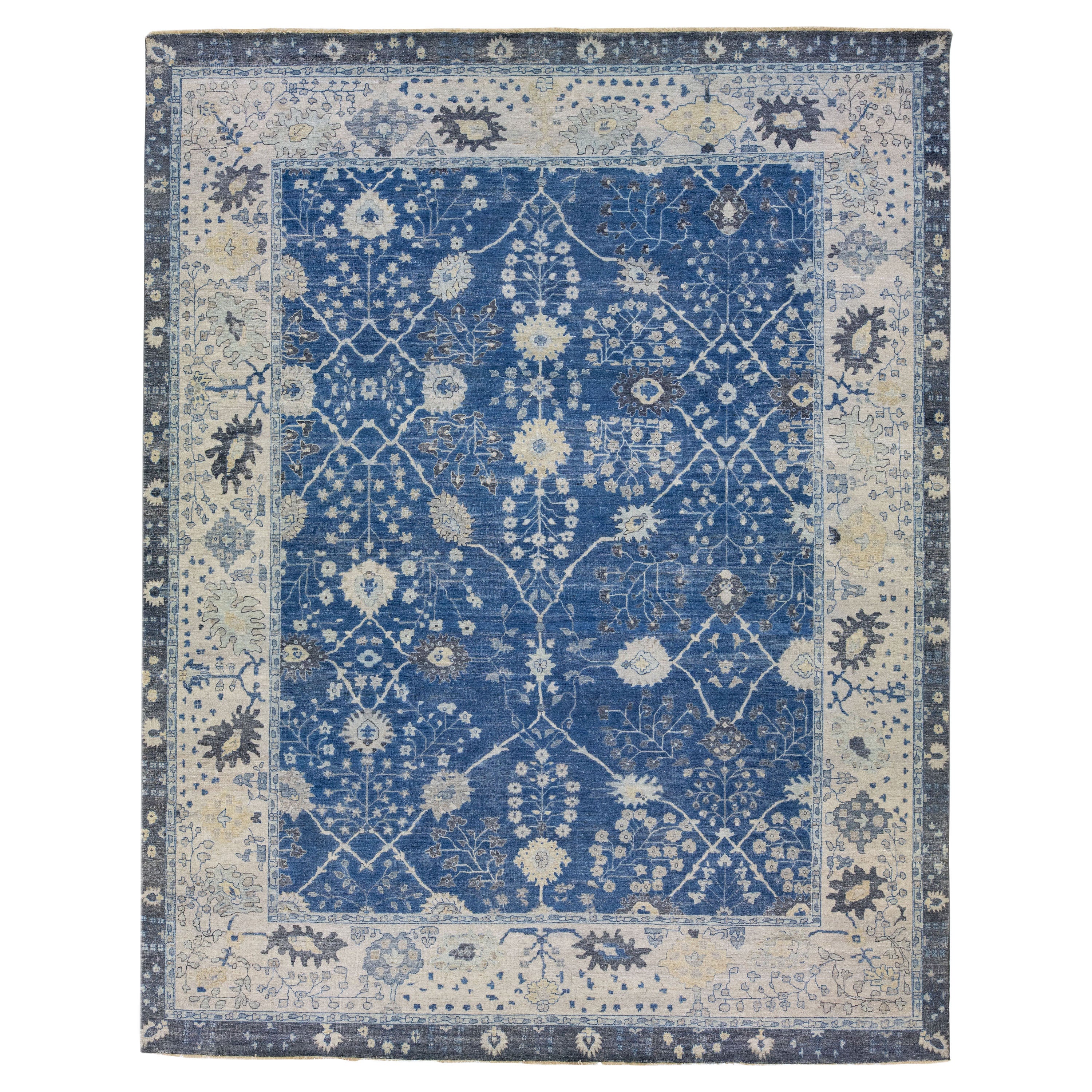 Apadana's Artisan Collection Blauer handgefertigter geblümter Teppich aus indischer Wolle im Angebot