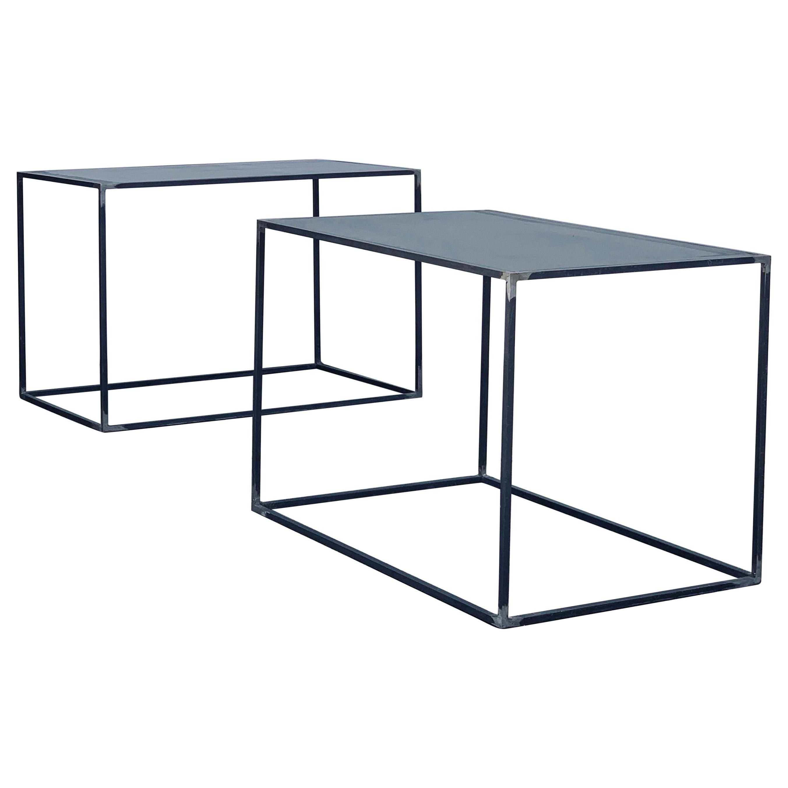 Paire de grandes tables d'appoint minimalistes en acier patiné 'Filiforme' par Design Frères