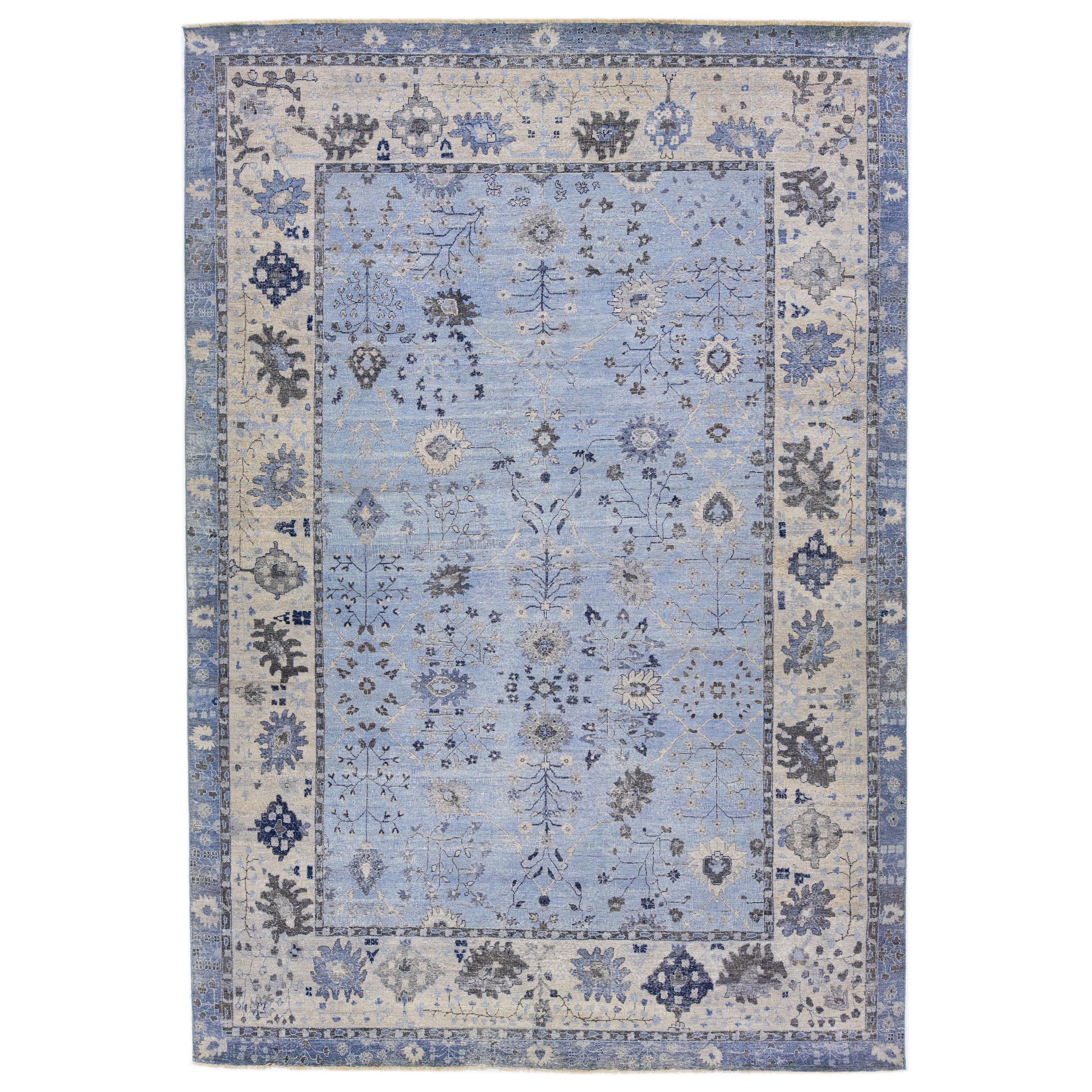 Apadana's Artisan Collection Hellblauer handgefertigter Teppich aus indischer Wolle mit Blumenmuster
